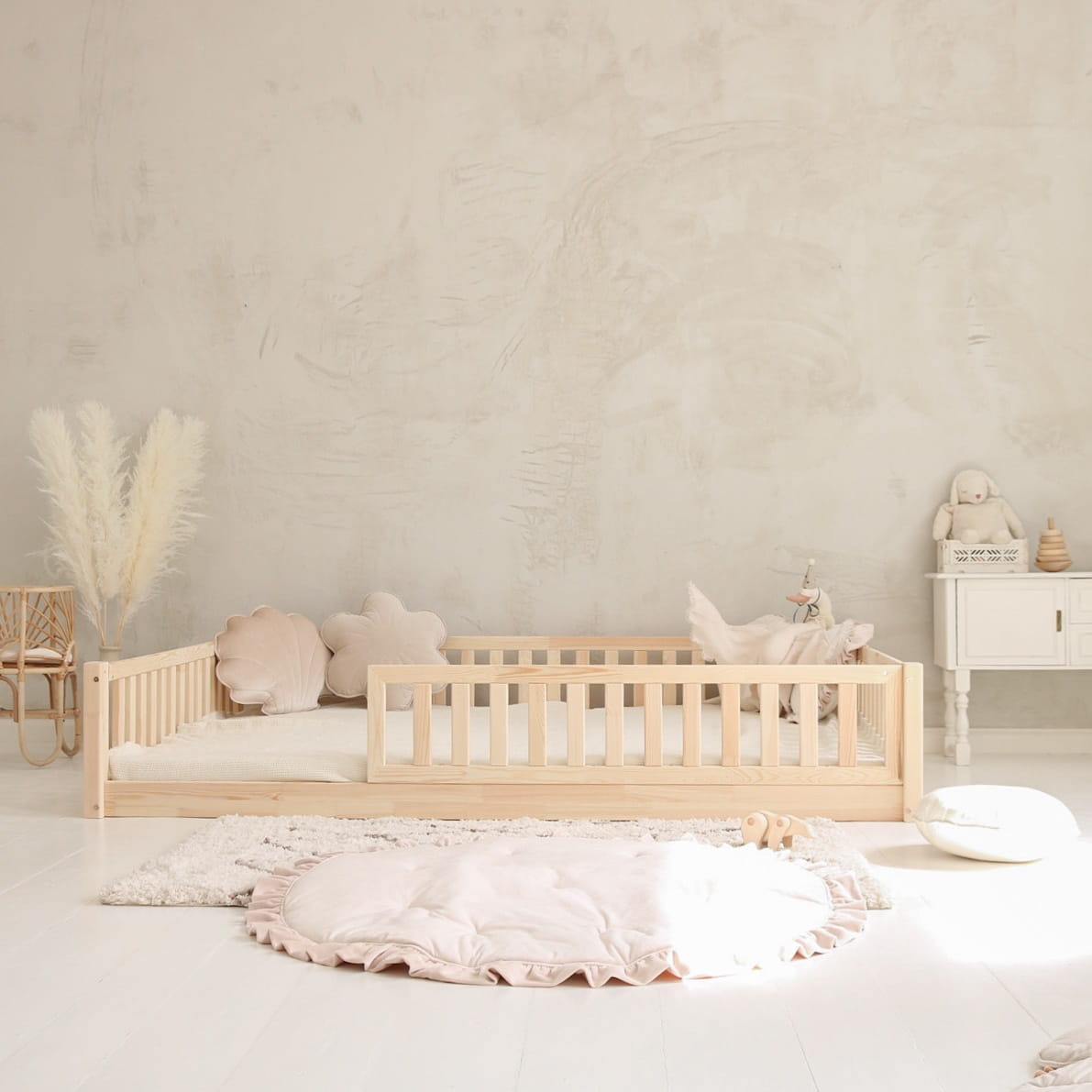 Cama Montessori "Tenerife" de MINIPIU con decoración infantil en un espacio tranquilo y luminoso.