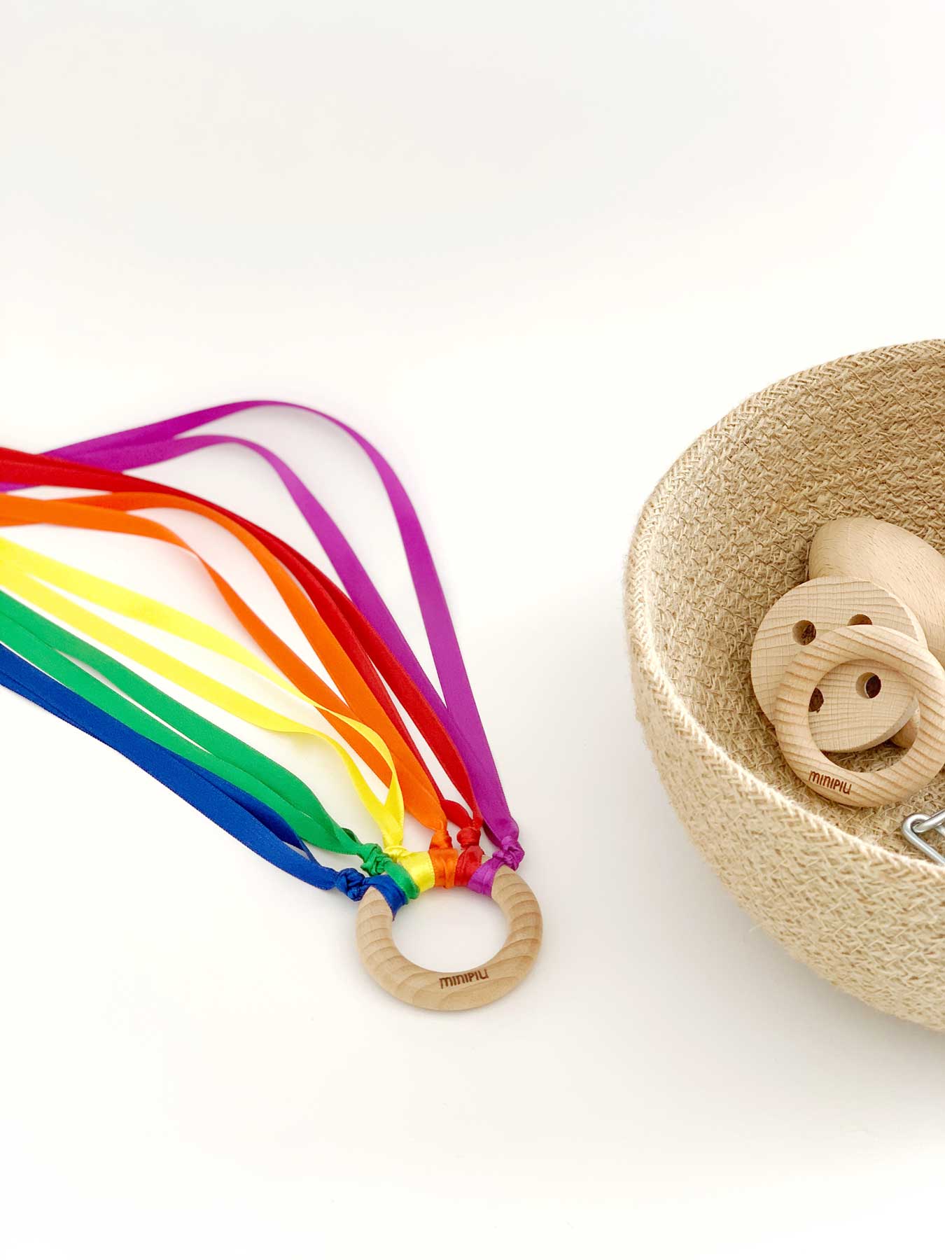 Cometa de mano de colores. Crea tu cesto de los tesoros Montessori para tú bebé en MINIPIU.