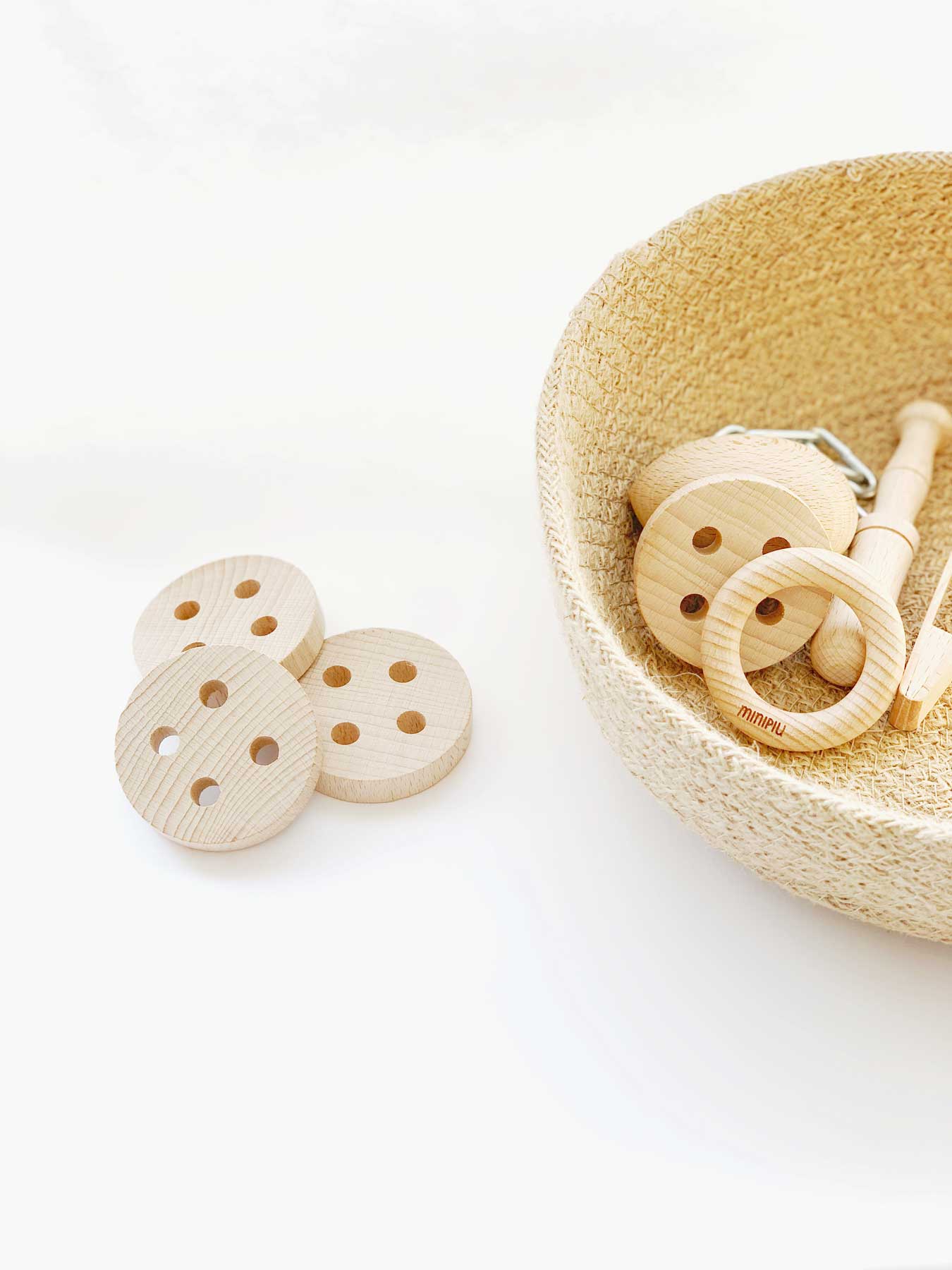 Foto de un botón de madera de haya. Crea tu cesto de los tesoros Montessori para tú bebé en MINIPIU.