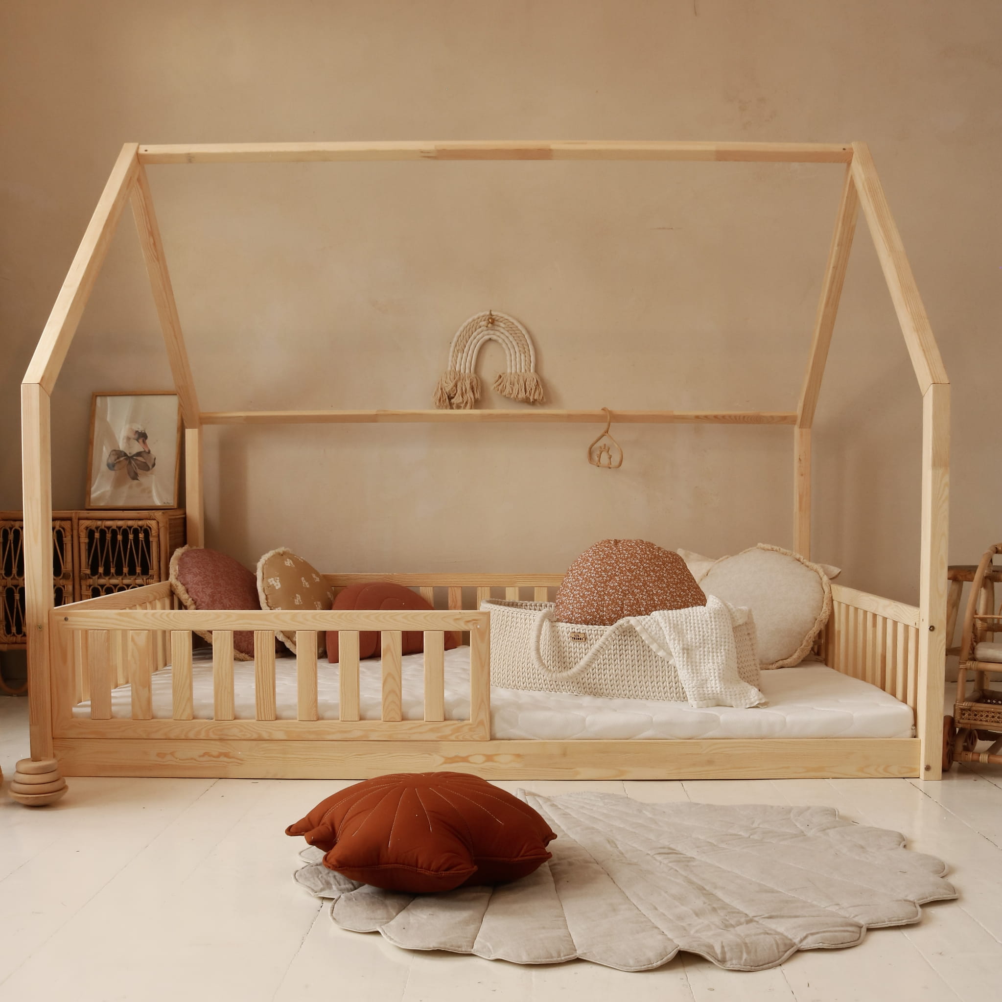 Cama casita montessori GRANADA 140 x 200 de pino macizo - MINIPIU