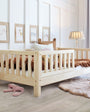 Cama Montessori "Almería" de MINIPIU con decoración infantil en un espacio tranquilo y luminoso.