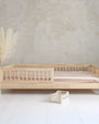 Cama Montessori "Bilbao" de MINIPIU con decoración infantil en un espacio tranquilo y luminoso.