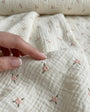 Trenza Protectora de Cuna y Cama Artesanal - Muselina Flor Bordada - MINIPIU