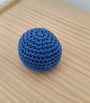 Pelota sonajero crochet azul. Crea tu cesto de los tesoros Montessori para tú bebé en MINIPIU.