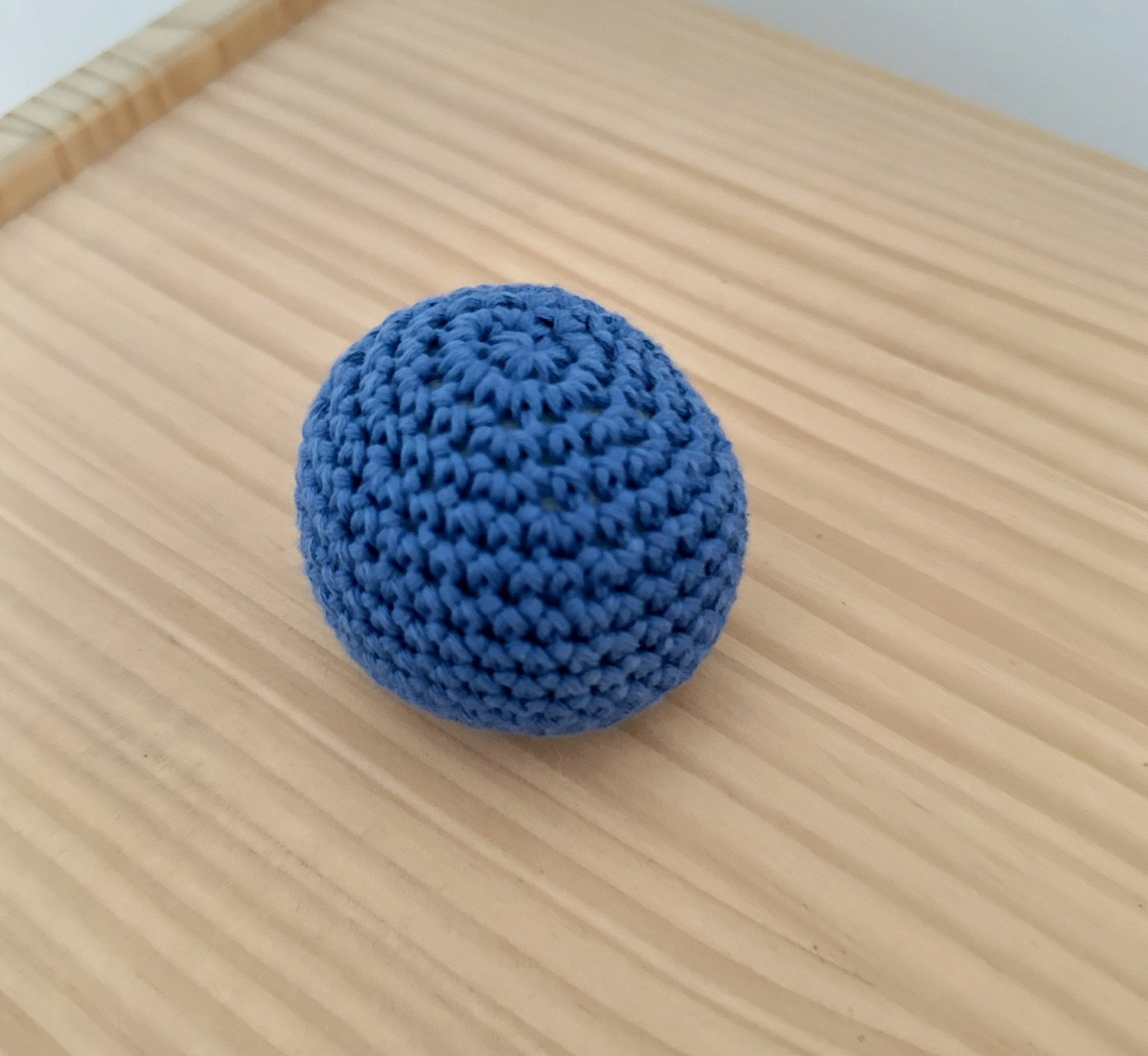 Pelota sonajero crochet azul. Crea tu cesto de los tesoros Montessori para tú bebé en MINIPIU.