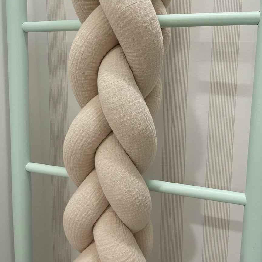Trenza Protectora de Cuna y Cama en Algodón Muselina Beige | Chichonera Artesanal