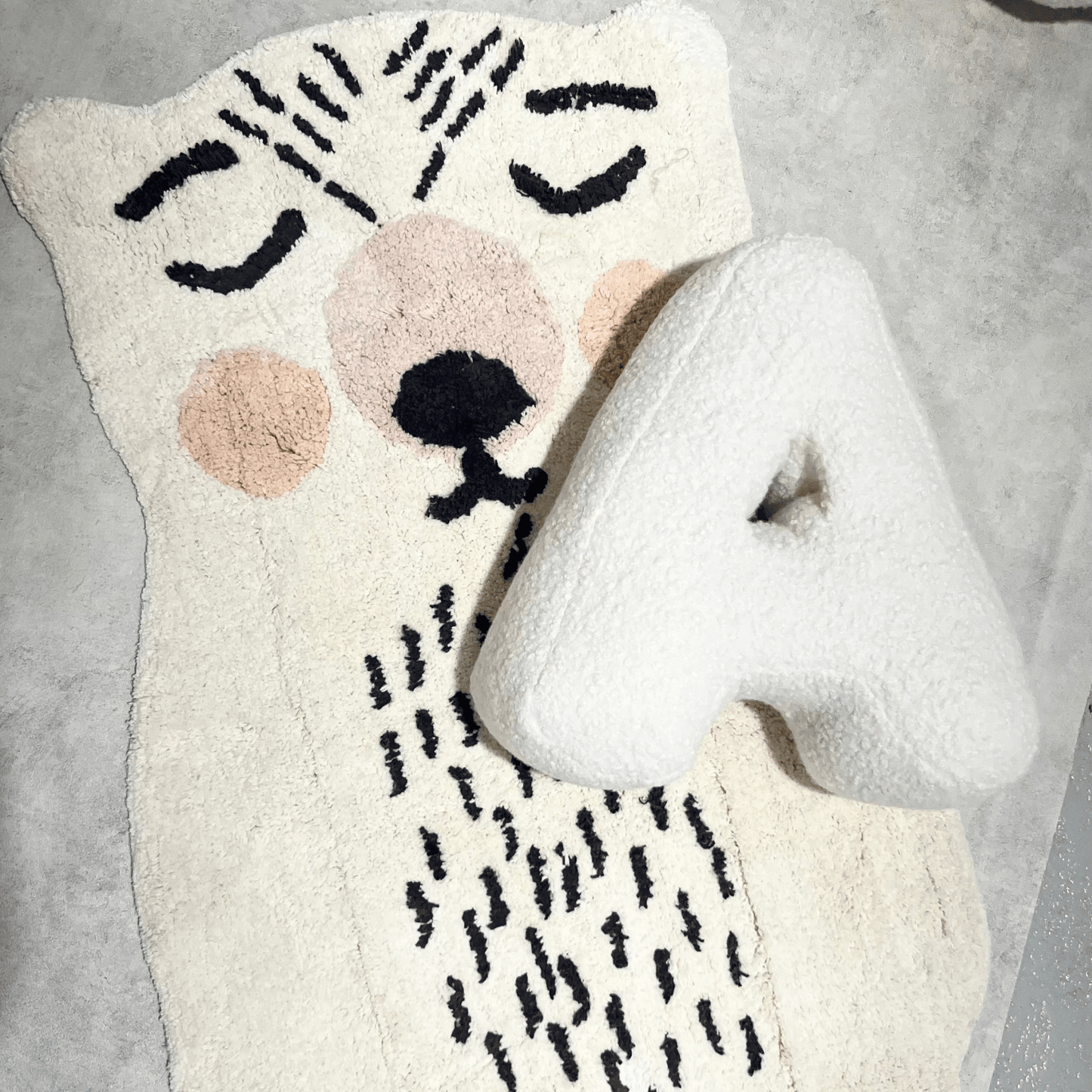 Cojín Letra Inicial Bouclé: Personaliza tu Espacio con Estilo - MINIPIU