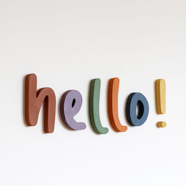 Letras de pared “HELLO!”