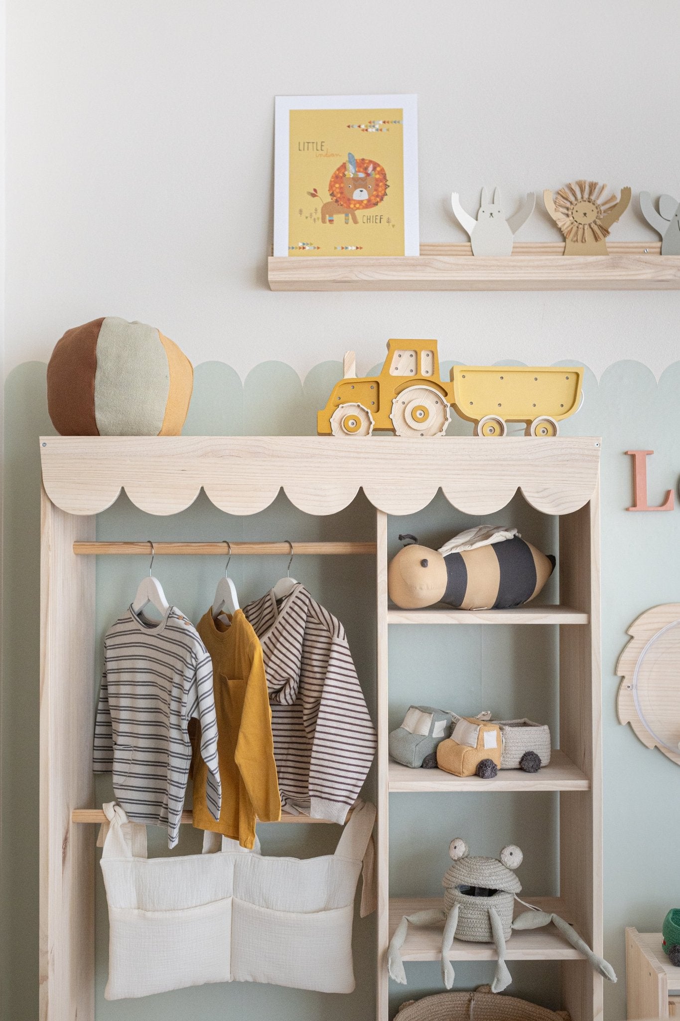 Armario Montessori de madera maciza con perchero y estantes - MINIPIU