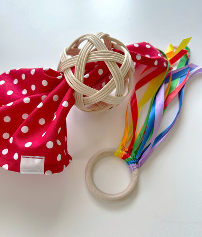 Sensory Pack Das erste Spielzeug mit Pikler-Ball und Pikler-Tuch im Inneren. Enthält auch einen Handdrachen oder ein Windband.