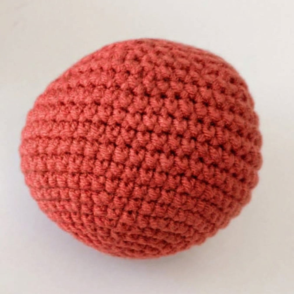 Pelota crochet roja bebe