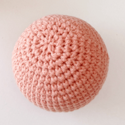 Pelota sensorial crochet bebe coral