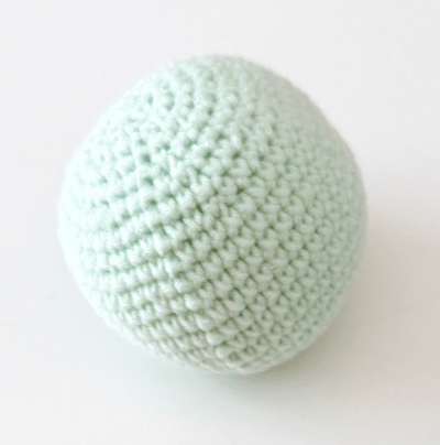 Pelota sensorial crochet bebe mint