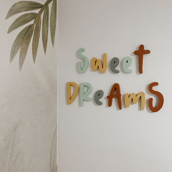 Wandbuchstaben „SWEET DREAMS“.