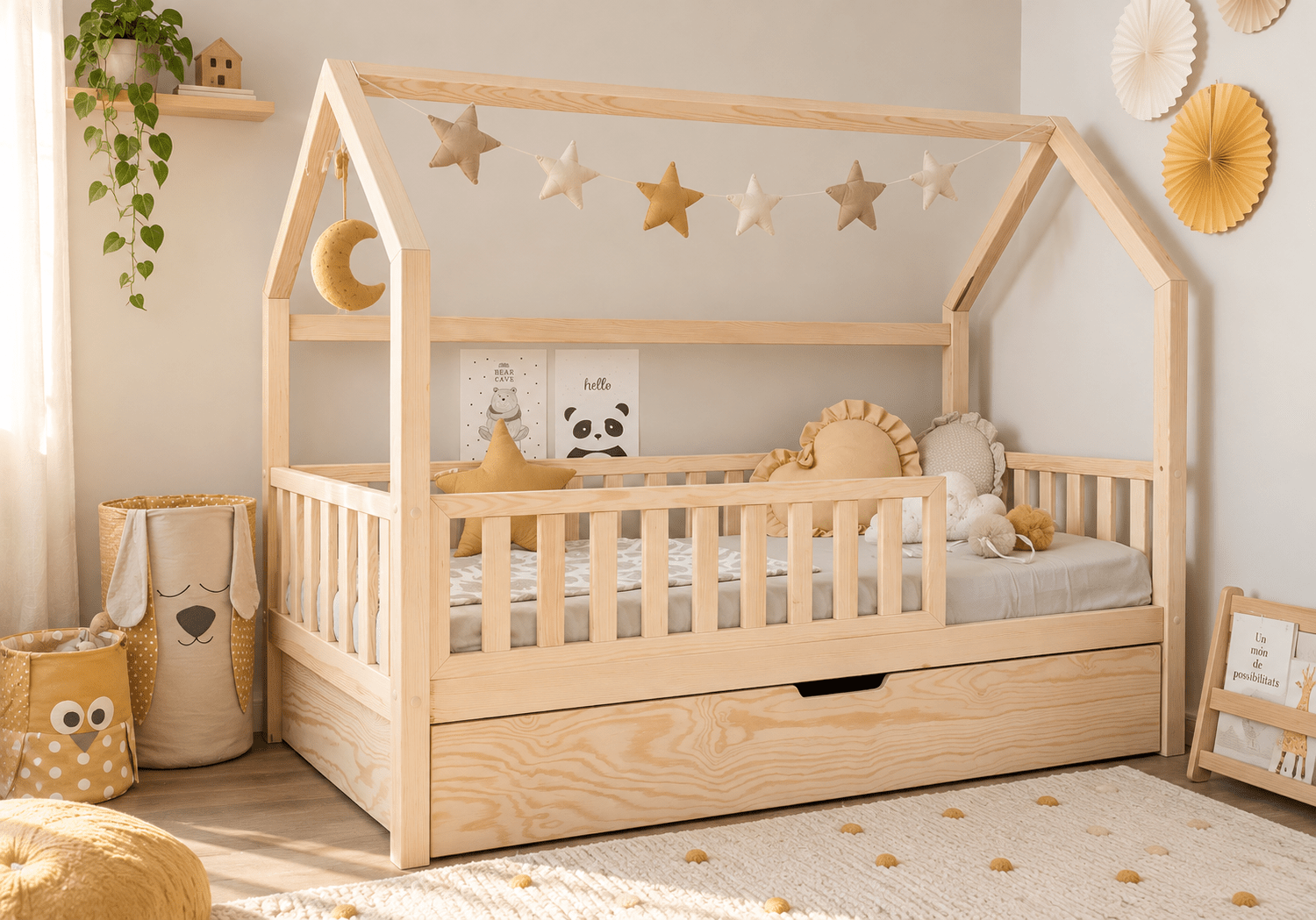 Cama casita Montessori evolutiva PALENCIA de madera de pino natural 105 x 190 cm con cajón cama debajo y barrera frontal, en dormitorio infantil con guirnalda de estrellas