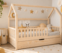 Cama casita Montessori evolutiva PALENCIA de madera de pino natural 105 x 190 cm con cajón cama debajo y barrera frontal, en dormitorio infantil con guirnalda de estrellas