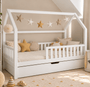 Cama casita Montessori evolutiva PALENCIA 105 x 190 cm en blanco con cajón cama debajo, barrera frontal y guirnalda de estrellas, en habitación infantil abuhardillada