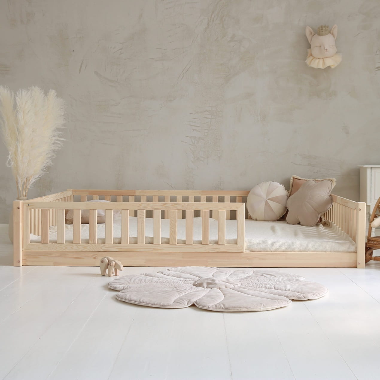 Cama Montessori Menorca instalada en habitación infantil, aportando un toque decorativo y funcional al espacio. Fomentando la autonomía de los niños. Mueble infantil. 