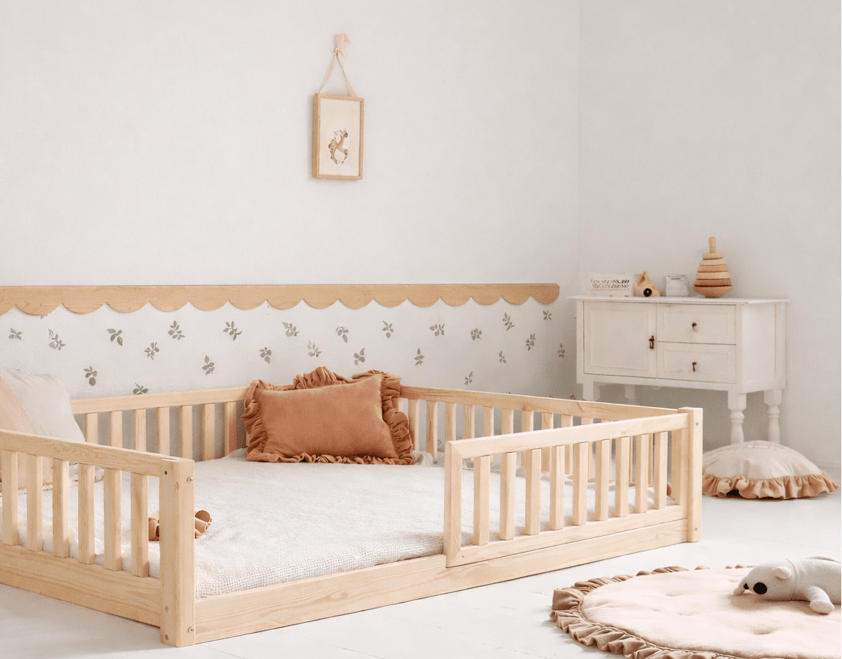 habitación infantil con cornisa o moldura de ondas