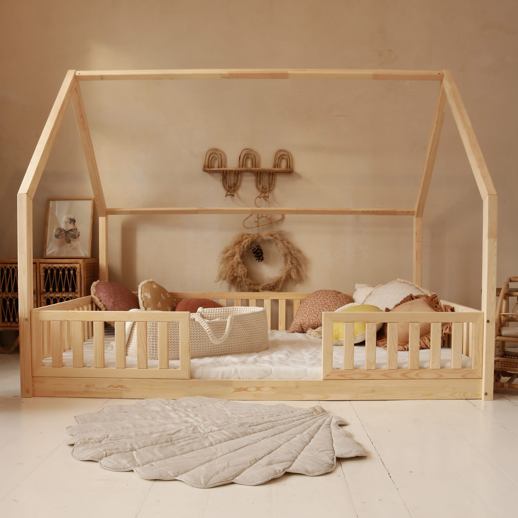 Cama casita montessori GRANADA 140 x 200 de pino macizo - MINIPIU