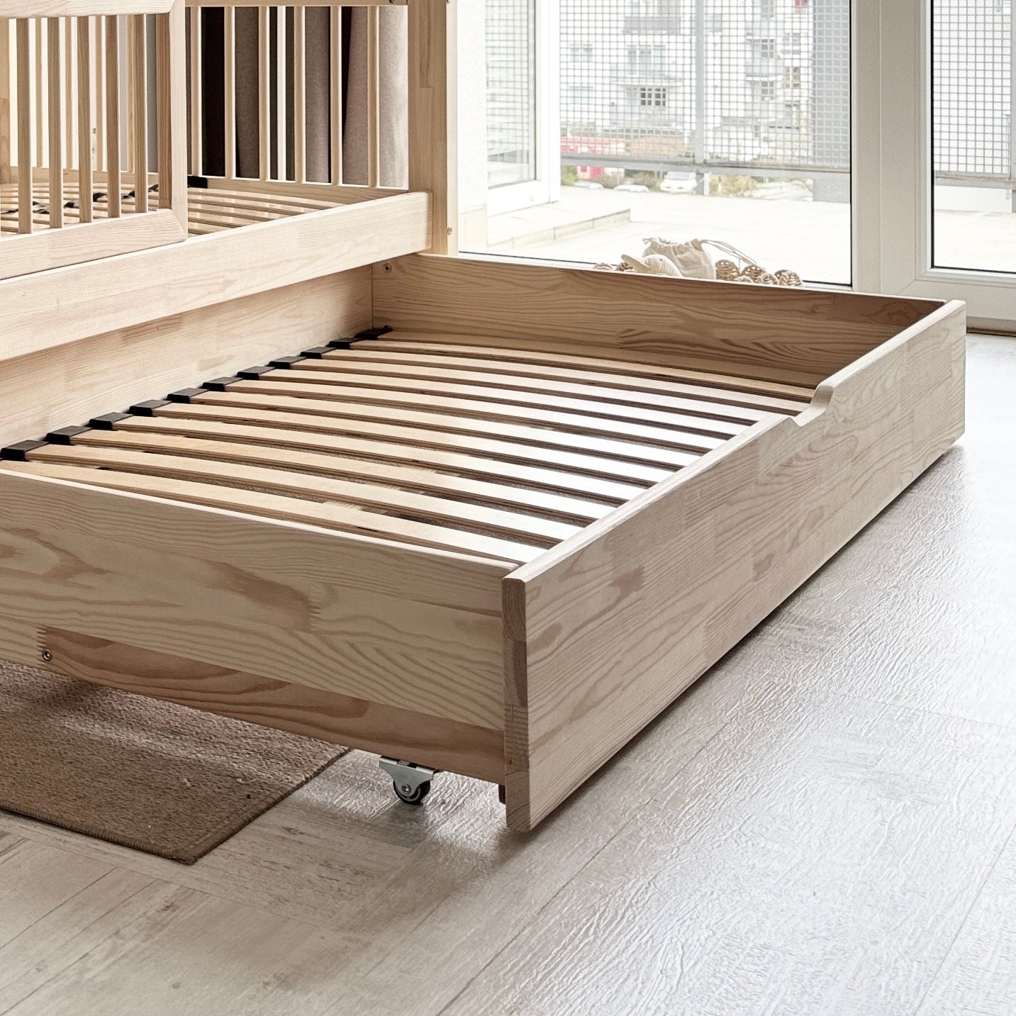 Detalle de cama nido inferior con somier de lamas
