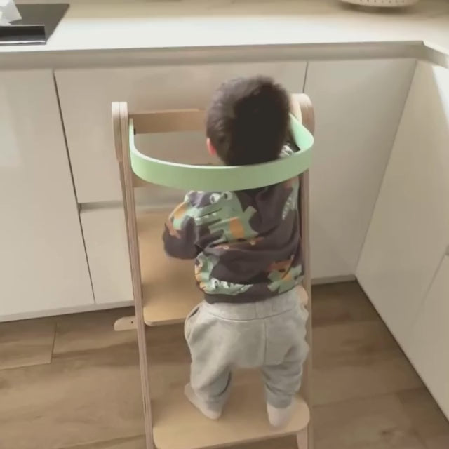 Niño subiendo a la torre de aprendizaje plegable estilo Montessori de MINIPIU