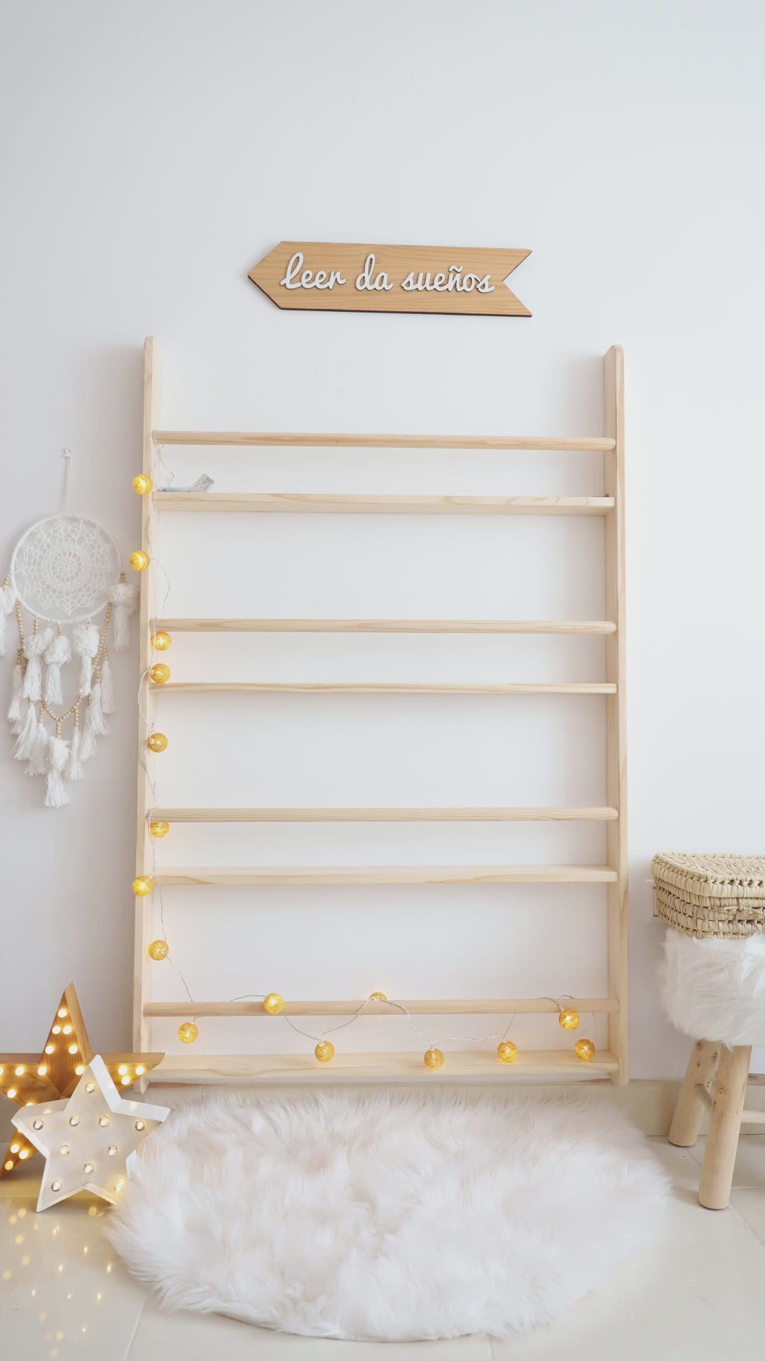 Vídeo de la librería Montessori Lisa de madera maciza de pino, con la colocación de libros infantiles exhibidos.