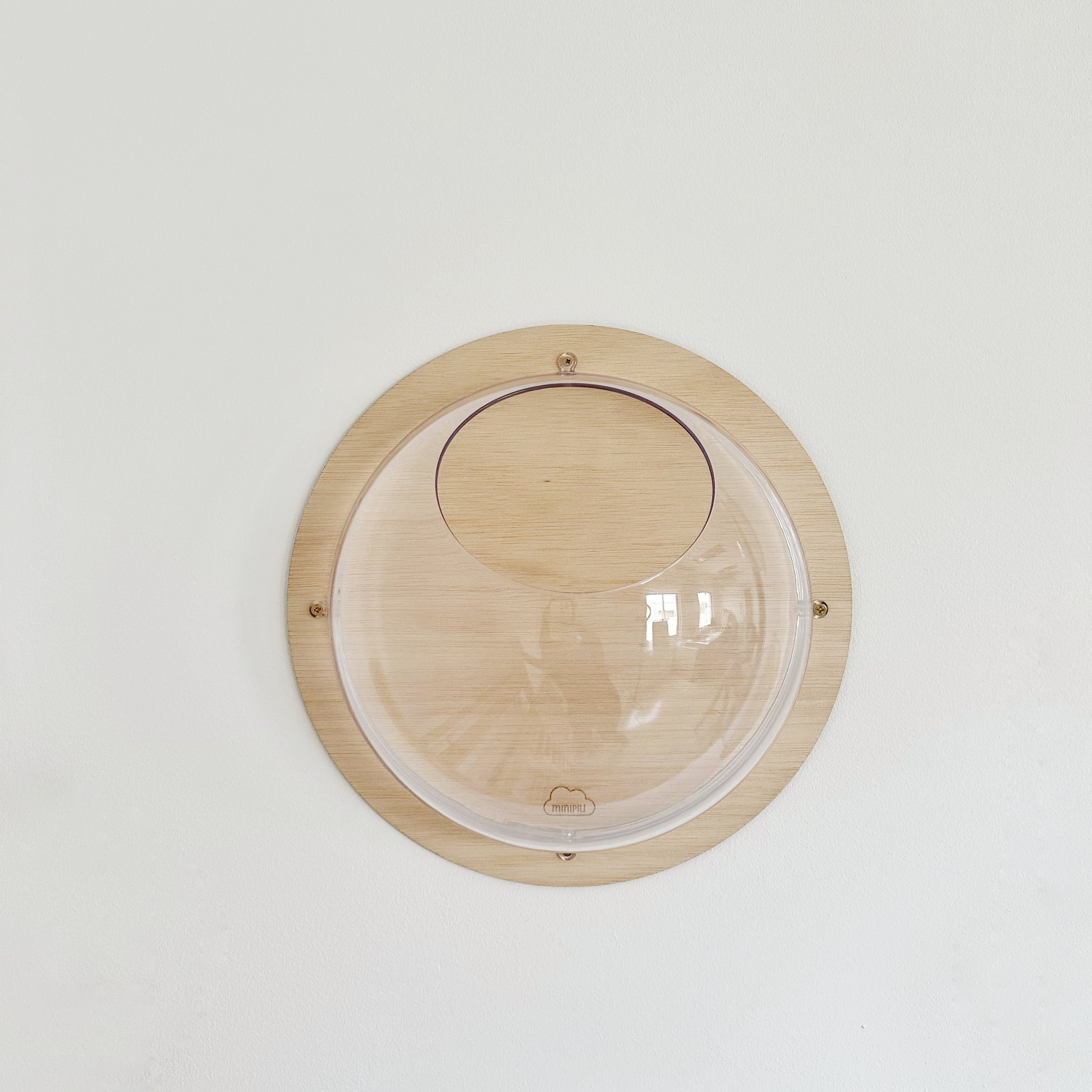 Semiesferas colgantes de madera chopo, ideales para organizar juguetes en habitaciones infantiles. Cúpula transparente donde se pueden ver todos los jueguetes.