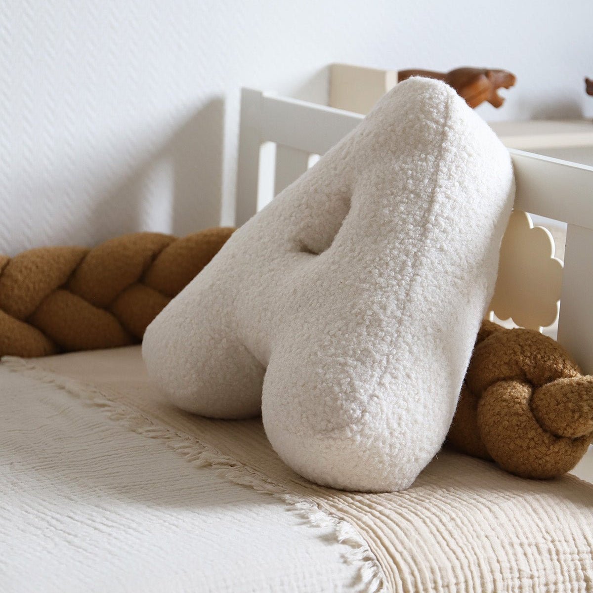 Cojín Letra Inicial Bouclé: Personaliza tu Espacio con Estilo - MINIPIU