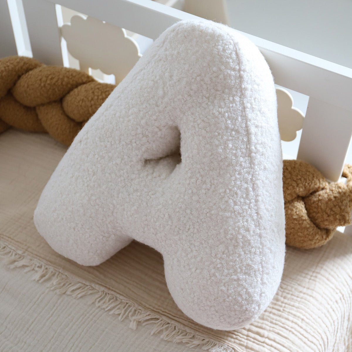Cojín Letra Inicial Bouclé: Personaliza tu Espacio con Estilo - MINIPIU
