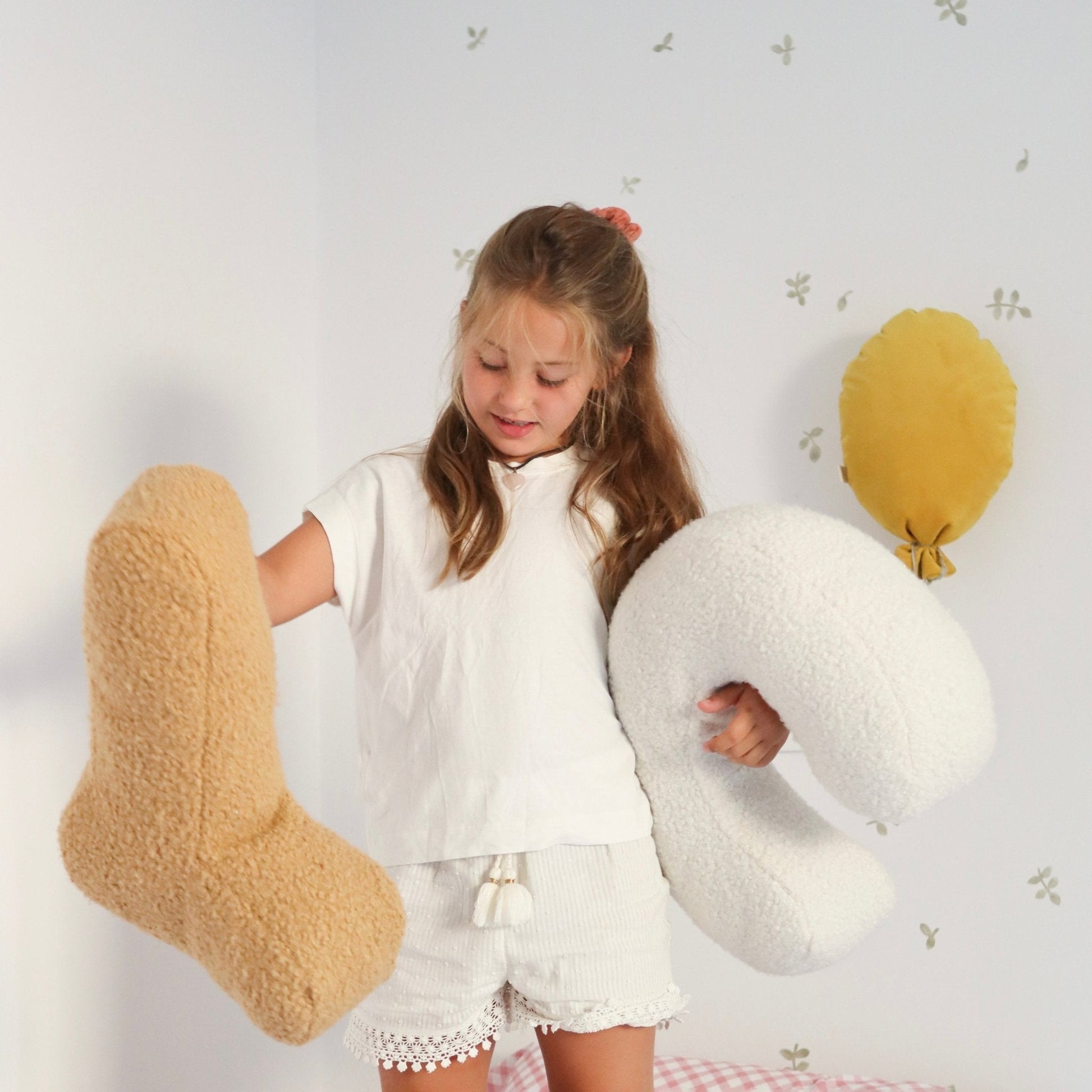 Cojín Letra Inicial Bouclé: Personaliza tu Espacio con Estilo - MINIPIU