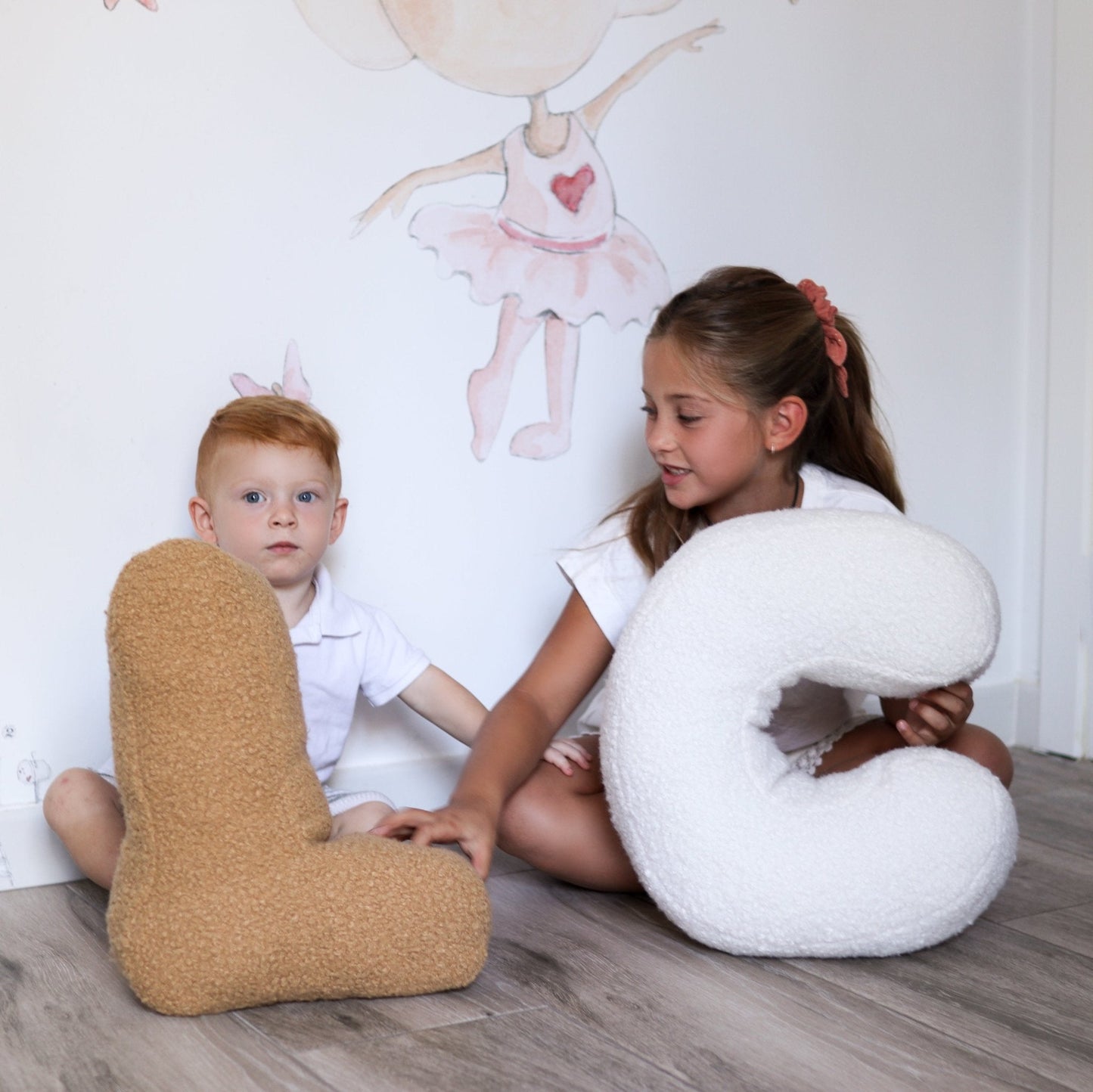 Cojín Letra Inicial Bouclé: Personaliza tu Espacio con Estilo - MINIPIU