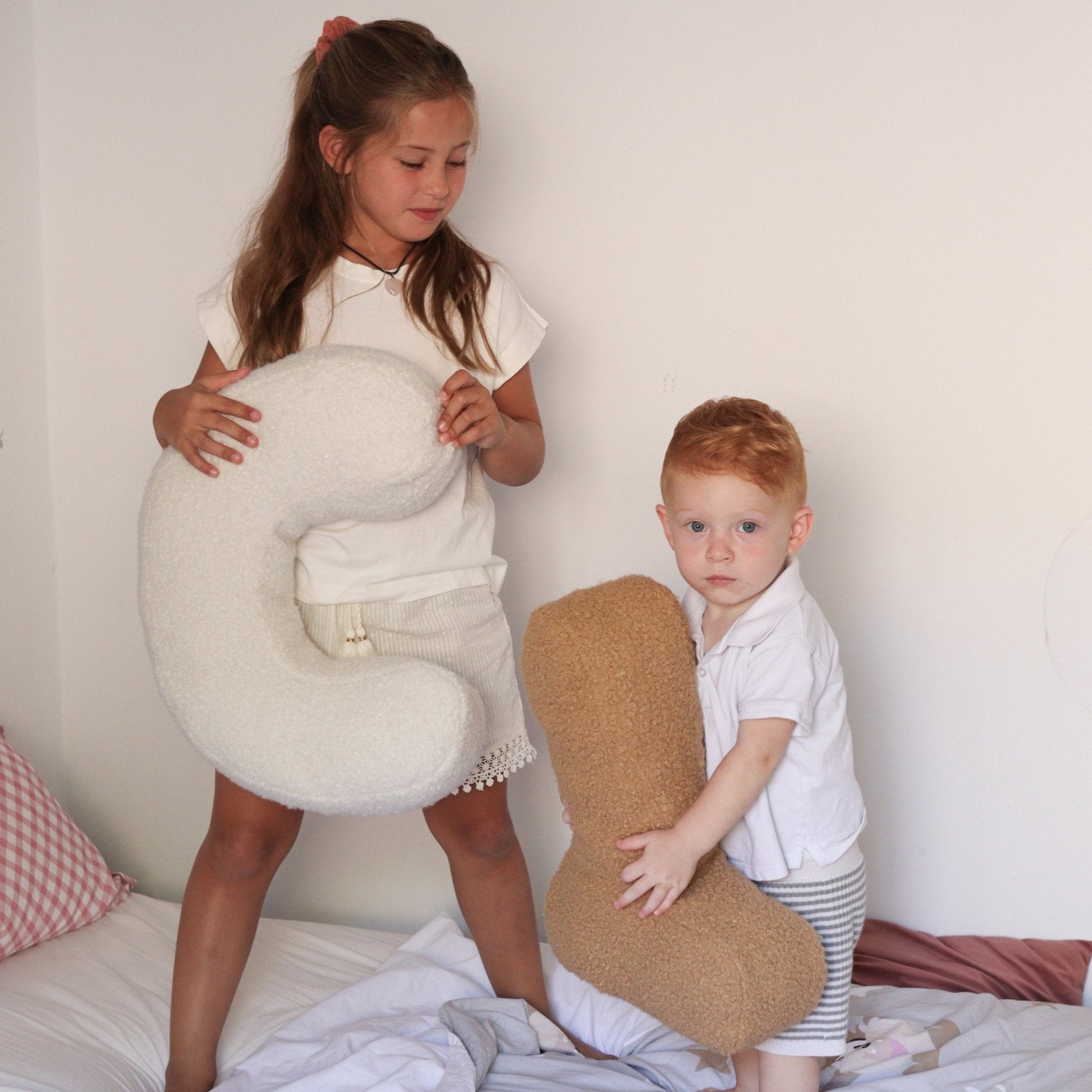 Cojín Letra Inicial Bouclé: Personaliza tu Espacio con Estilo - MINIPIU