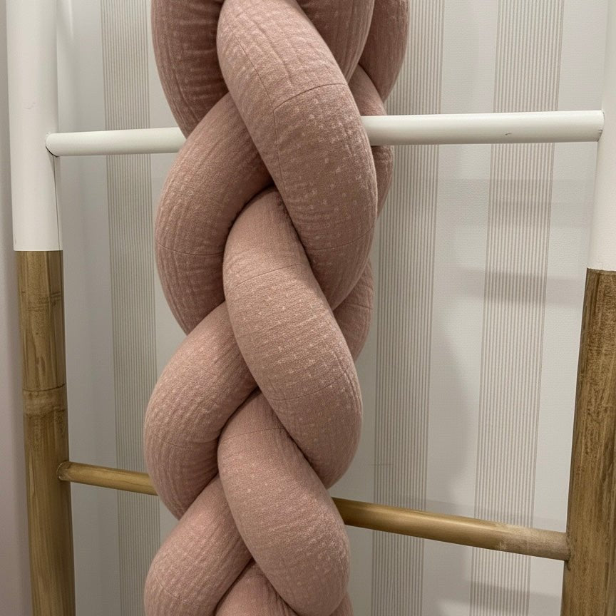 Trenza protectora para cuna y cama artesanal MUSELINA ROSA - MINIPIU