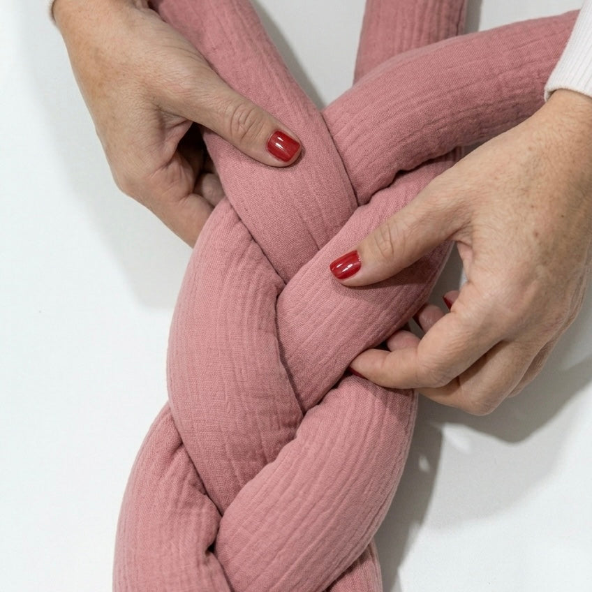 Trenza protectora para cuna y cama artesanal MUSELINA ROSA