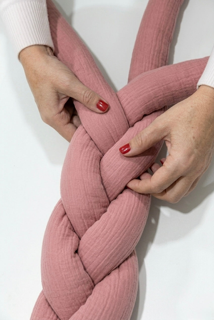 Trenza protectora para cuna y cama artesanal MUSELINA ROSA