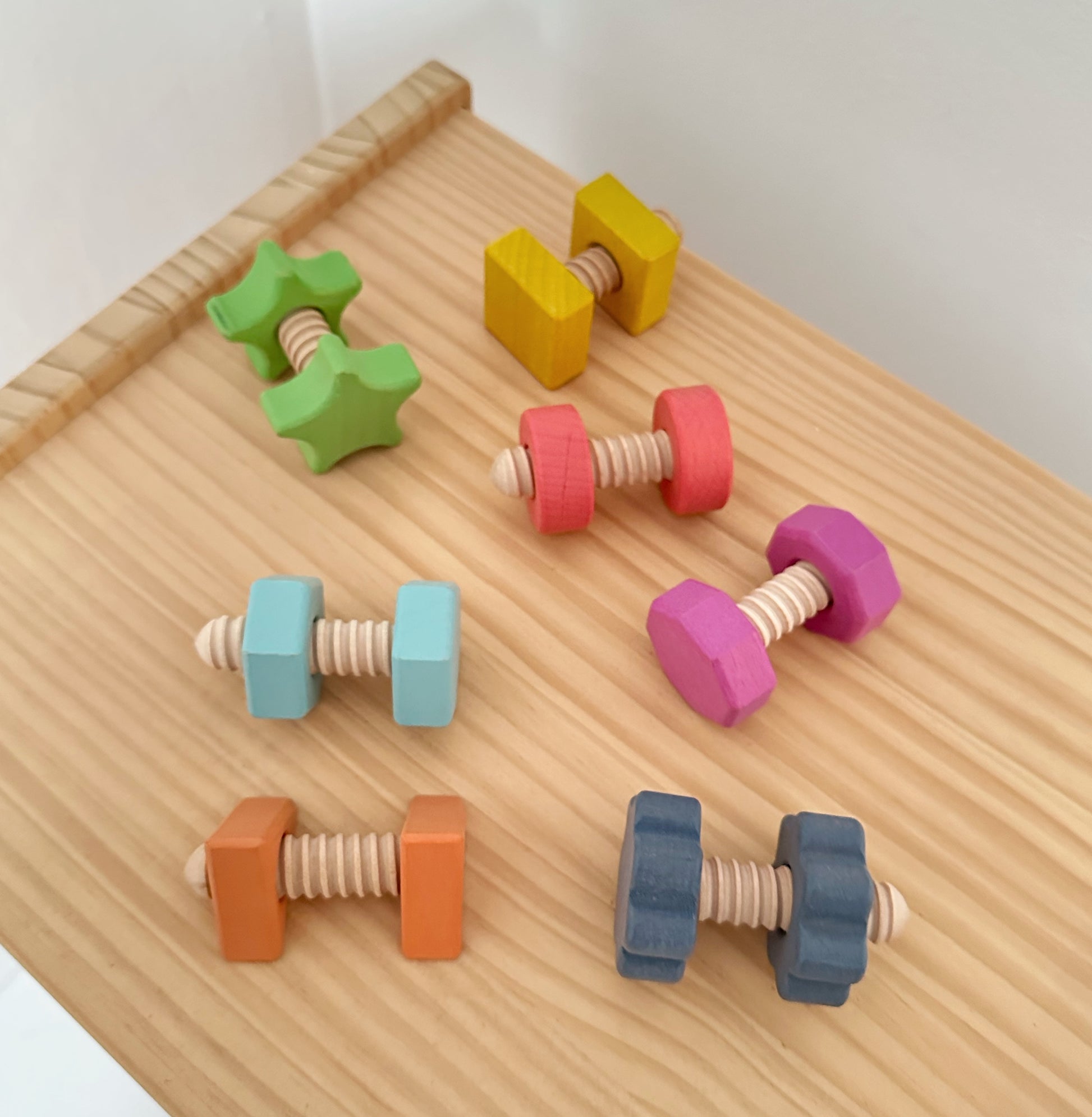 Tornillos con sus tuercas sensoriales en 7 colores diferentes, ideales para trabajar la motricidad con los niños pequeños