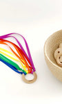 Cometa de mano de colores. Crea tu cesto de los tesoros Montessori para tú bebé en MINIPIU.