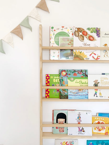 Eine Ecke der Buchhandlung Montessori Lisa aus massivem Kiefernholz, in der Kinderbücher ausgestellt sind, um die Selbstständigkeit der jüngsten Mitglieder des Haushalts beim Lesen zu fördern.