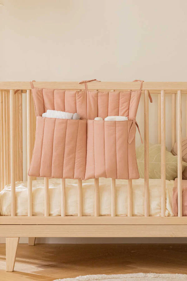 Bambus-Kinderbett-Organizer. Puderrosa