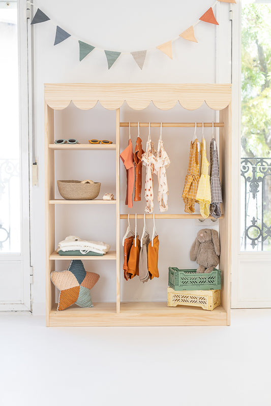 Armoire Montessori en bois massif avec porte-manteau et étagères, conçue pour favoriser l'autonomie des enfants.