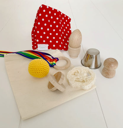 Bolsa de los tesoros Montessori con juguetes de madera y tela en colores neutros