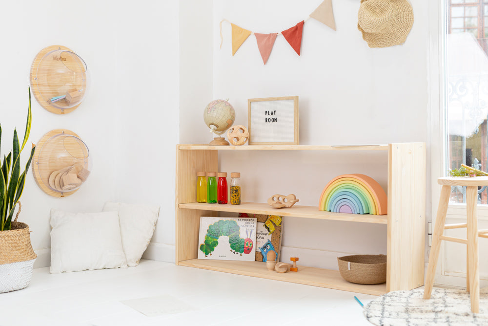 Estantería Montessori mediana de madera maciza con tres estantes con decoración alrededor.