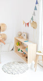 Estantería Montessori de madera maciza con 3 estantes con decoración infantil. Mueble de MINIPIU.