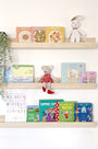 Estantes flotantes lisos de madera maciza Montessori con libros infantiles de MINIPIU Barcelona