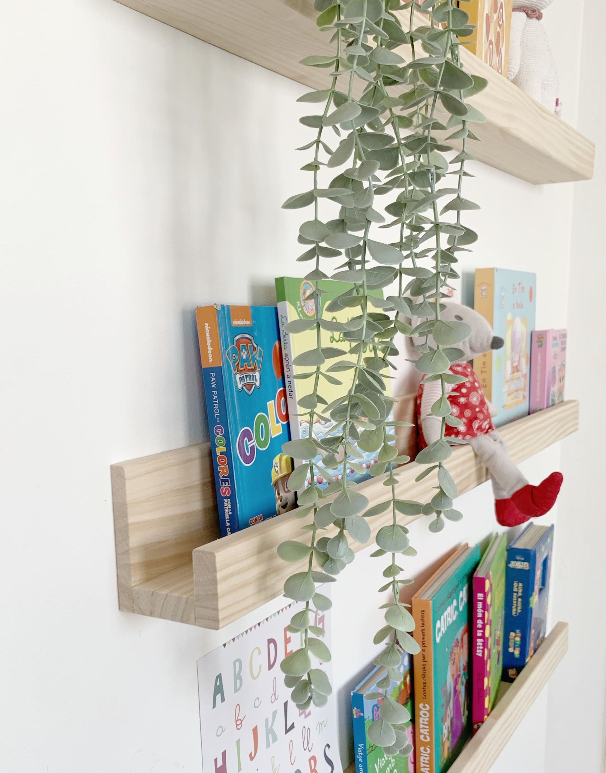 Costado de estante flotante liso instalado en habitación infantil, aportando un toque decorativo y funcional.