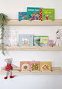 Estantes flotantes en forma de nube de madera Montessori con libros infantiles de MINIPIU Barcelona