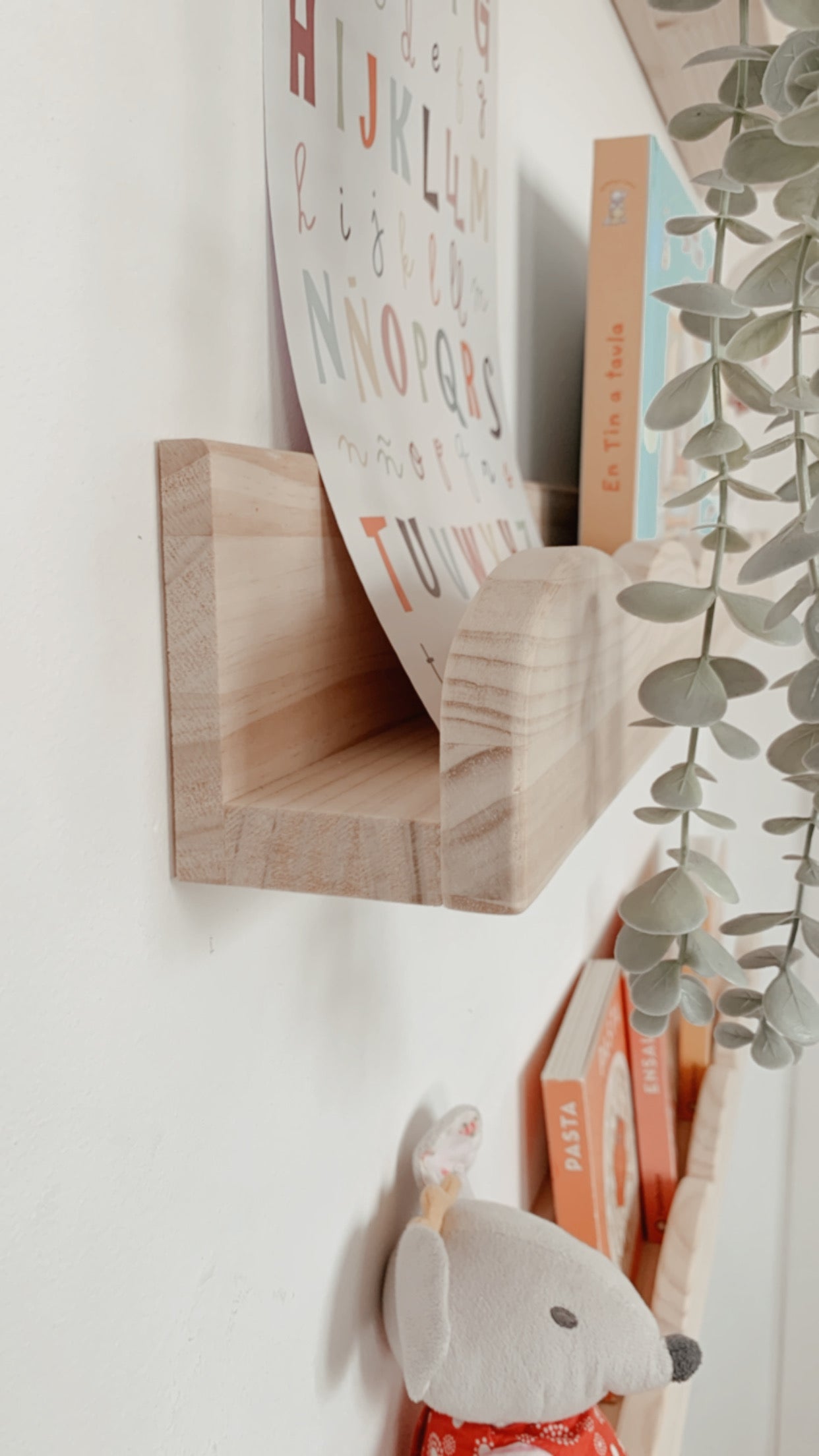 Costado de estante flotante nube instalado en habitación infantil, aportando un toque decorativo y funcional.