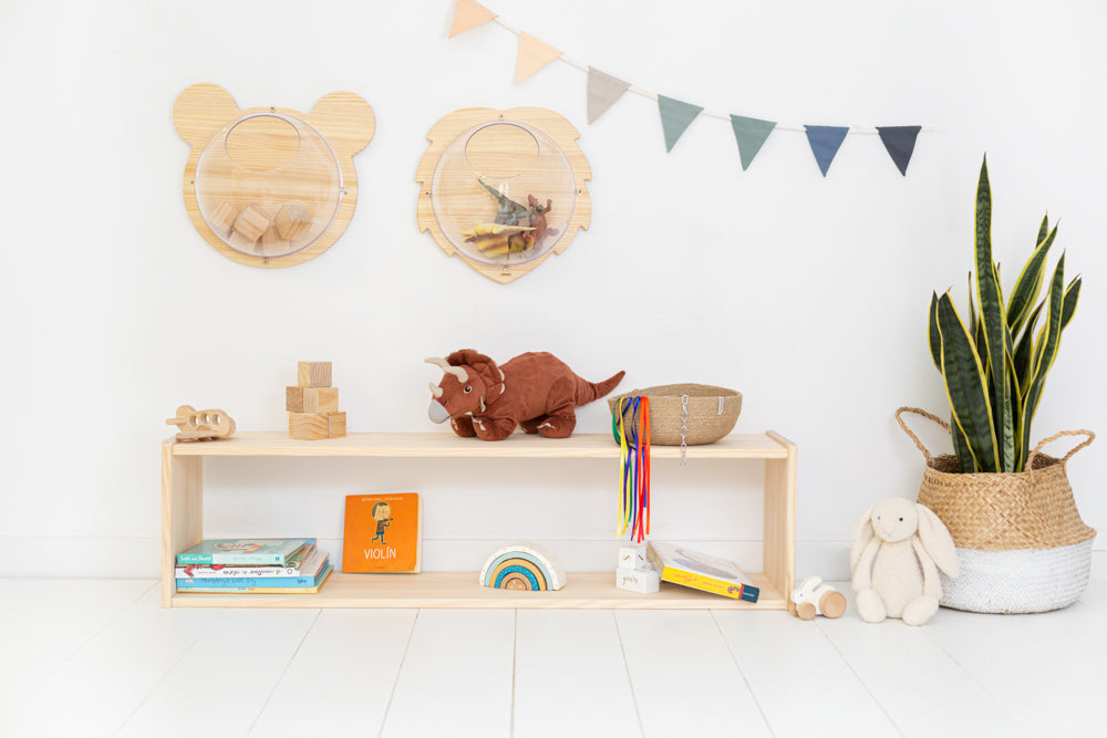 Estantería Montessori pequeña de madera maciza con dos estantes, vista frontal.