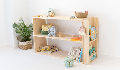 Détail latéral de la bibliothèque Montessori, montrant les finitions en bois naturel et la hauteur adaptée aux enfants.